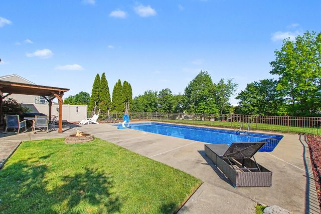 1612 Creekview Drive, Florence, KY 41042