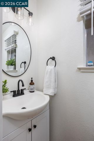 5509 Roundtree Dr E, Concord, CA 94521