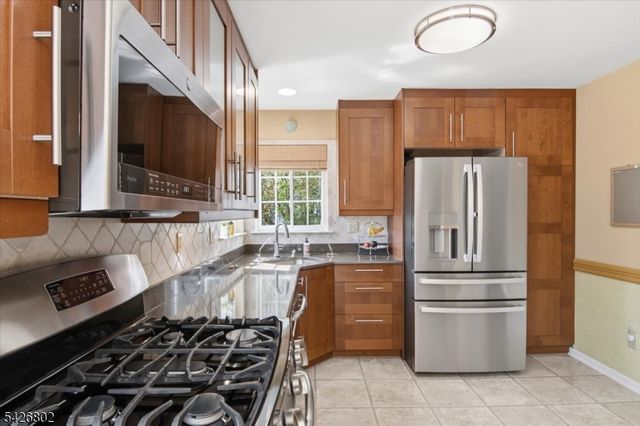 27 Country Lake Dr, Jefferson Twp., NJ 07438