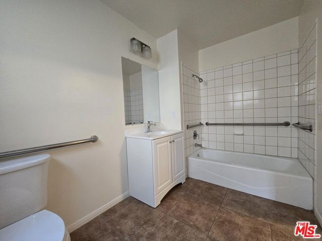 9004 S San Pedro Street, Los Angeles, CA 90003