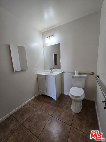 9004 S San Pedro Street, Los Angeles, CA 90003