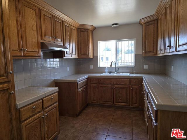 9004 S San Pedro Street, Los Angeles, CA 90003