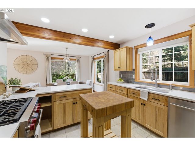 696 N HEMLOCK St, Cannon Beach, OR 97110