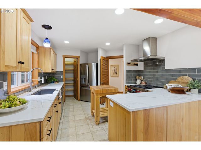 696 N HEMLOCK St, Cannon Beach, OR 97110