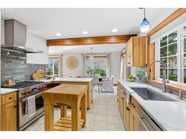 696 N HEMLOCK St, Cannon Beach, OR 97110