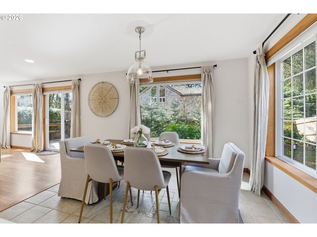 696 N HEMLOCK St, Cannon Beach, OR 97110