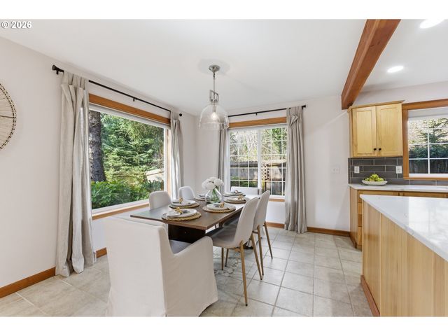 696 N HEMLOCK St, Cannon Beach, OR 97110