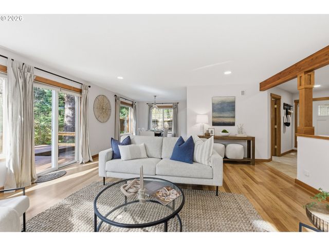 696 N HEMLOCK St, Cannon Beach, OR 97110