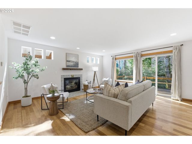 696 N HEMLOCK St, Cannon Beach, OR 97110