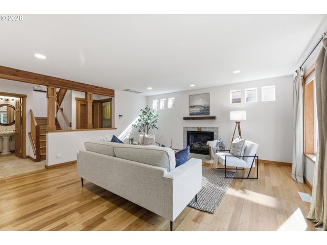 696 N HEMLOCK St, Cannon Beach, OR 97110