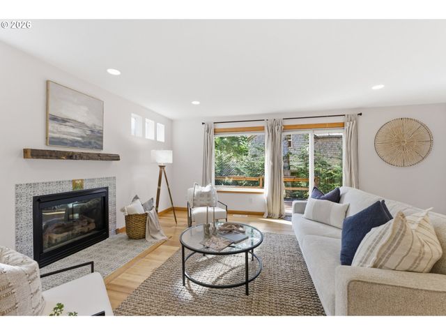 696 N HEMLOCK St, Cannon Beach, OR 97110