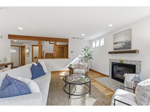 696 N HEMLOCK St, Cannon Beach, OR 97110