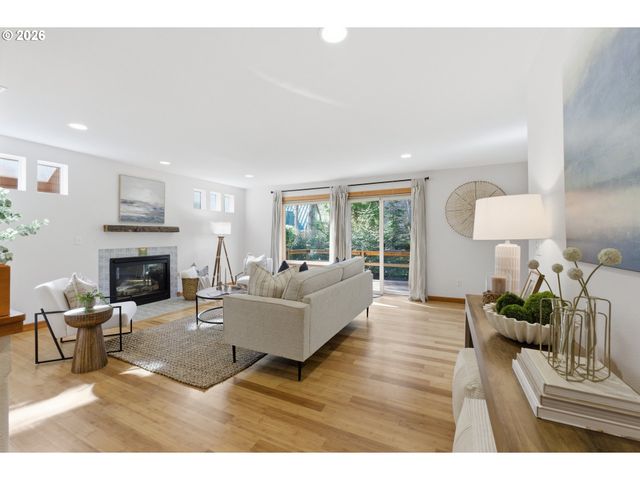 696 N HEMLOCK St, Cannon Beach, OR 97110