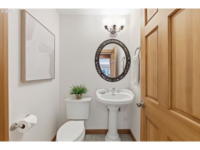 696 N HEMLOCK St, Cannon Beach, OR 97110