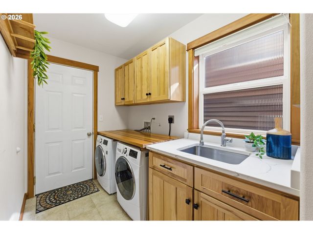 696 N HEMLOCK St, Cannon Beach, OR 97110