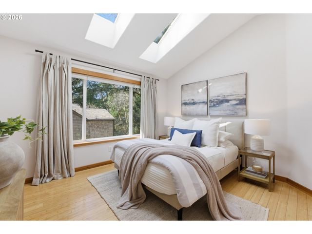 696 N HEMLOCK St, Cannon Beach, OR 97110