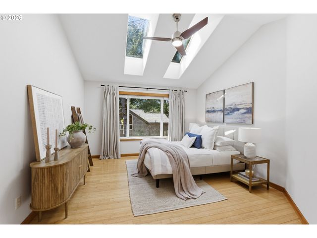 696 N HEMLOCK St, Cannon Beach, OR 97110