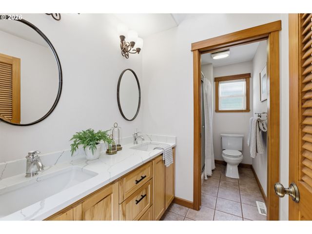 696 N HEMLOCK St, Cannon Beach, OR 97110