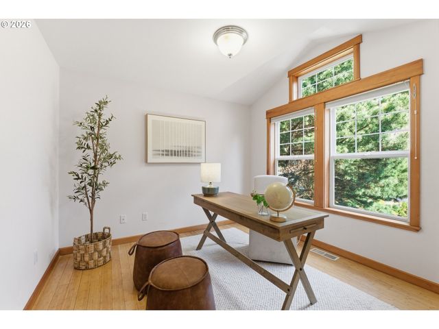 696 N HEMLOCK St, Cannon Beach, OR 97110