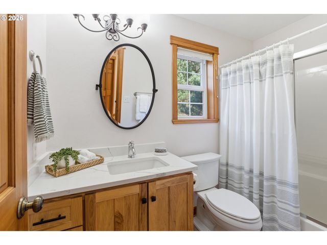 696 N HEMLOCK St, Cannon Beach, OR 97110