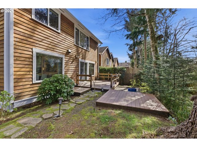 696 N HEMLOCK St, Cannon Beach, OR 97110