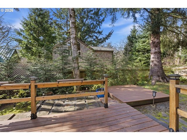 696 N HEMLOCK St, Cannon Beach, OR 97110