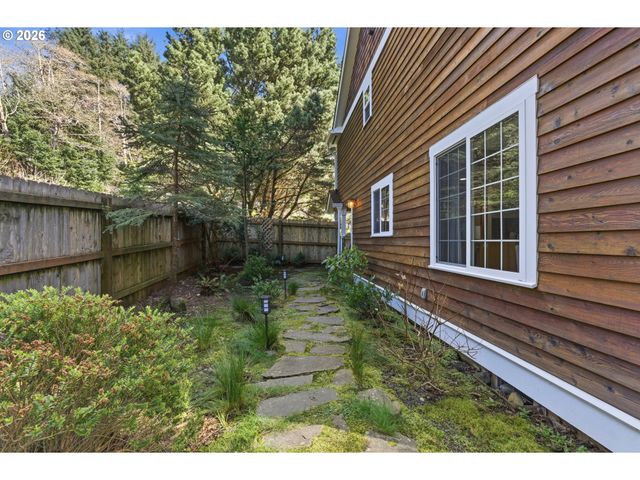696 N HEMLOCK St, Cannon Beach, OR 97110