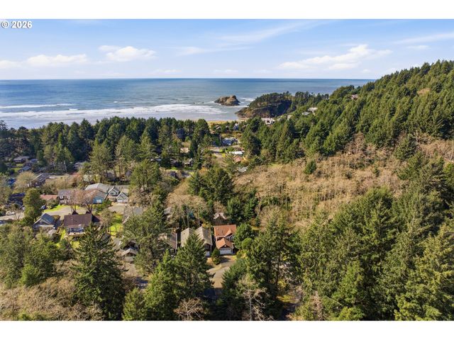 696 N HEMLOCK St, Cannon Beach, OR 97110