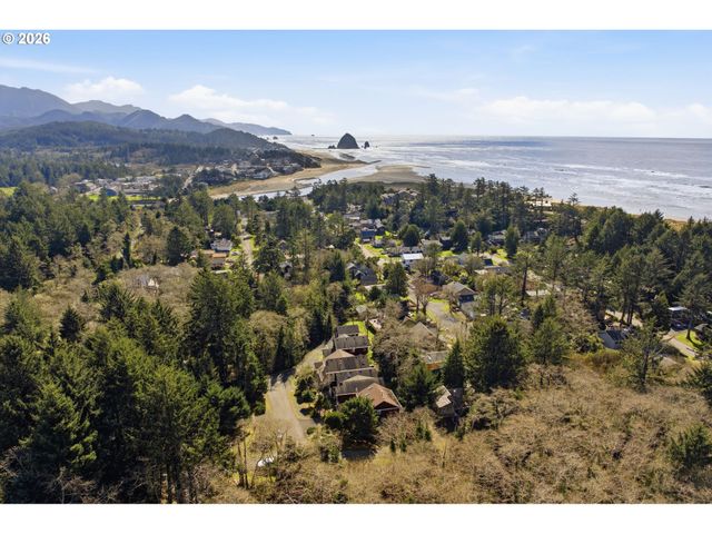 696 N HEMLOCK St, Cannon Beach, OR 97110