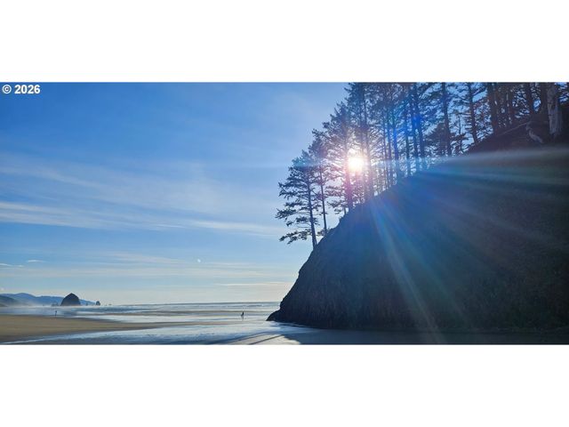 696 N HEMLOCK St, Cannon Beach, OR 97110