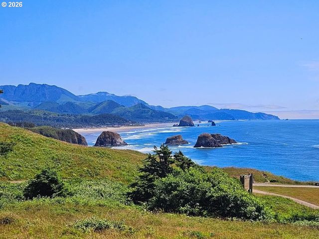 696 N HEMLOCK St, Cannon Beach, OR 97110