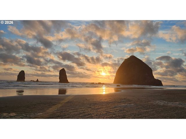 696 N HEMLOCK St, Cannon Beach, OR 97110