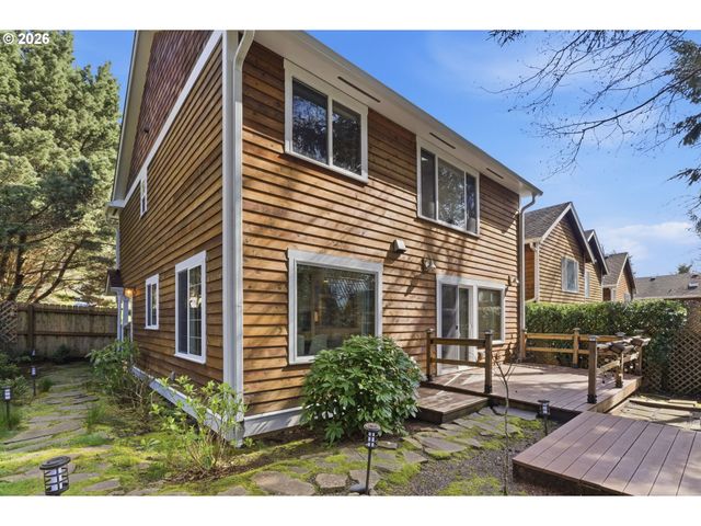 696 N HEMLOCK St, Cannon Beach, OR 97110