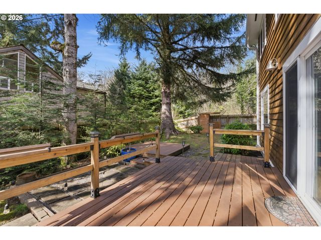 696 N HEMLOCK St, Cannon Beach, OR 97110