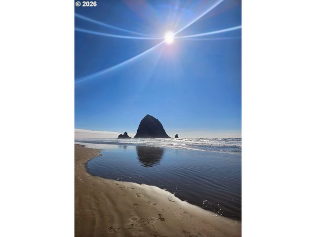 696 N HEMLOCK St, Cannon Beach, OR 97110