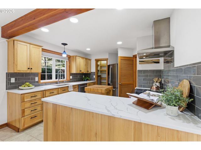 696 N HEMLOCK St, Cannon Beach, OR 97110