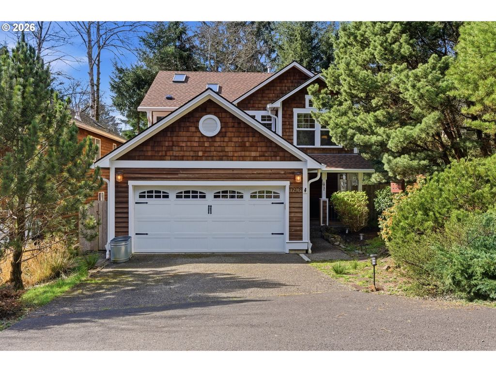 696 N HEMLOCK St, Cannon Beach, OR 97110
