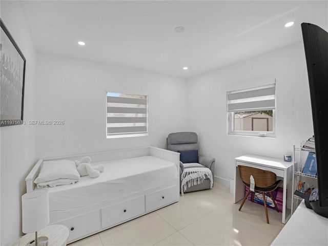 920 NE 159th St 0, North Miami Beach, FL 33162