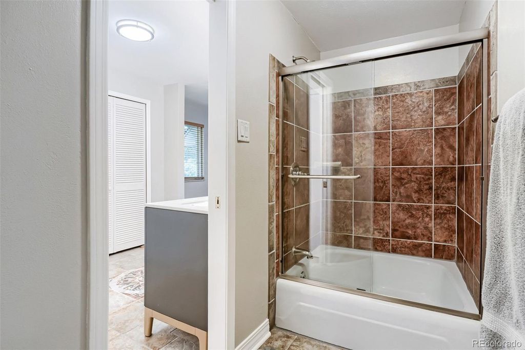 Image 11 of property listing at 22 Birdie Lane, Littleton, CO 80123