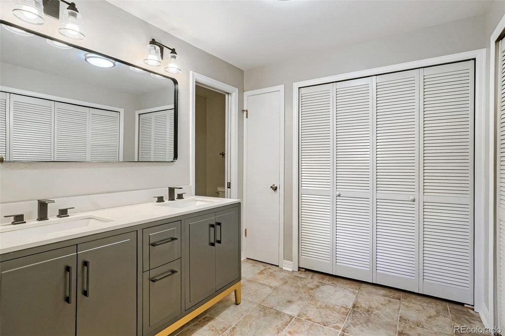 Image 12 of property listing at 22 Birdie Lane, Littleton, CO 80123