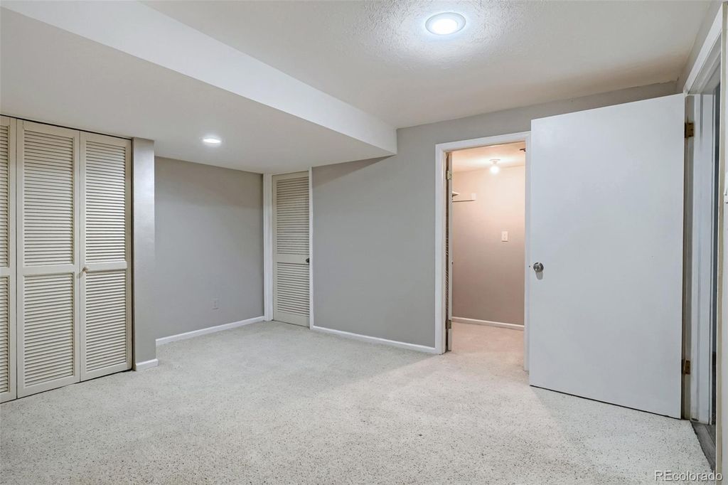 Image 15 of property listing at 22 Birdie Lane, Littleton, CO 80123
