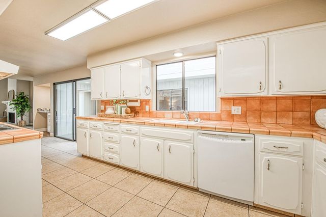 1876 Cougar Lane, Clovis, CA 93611