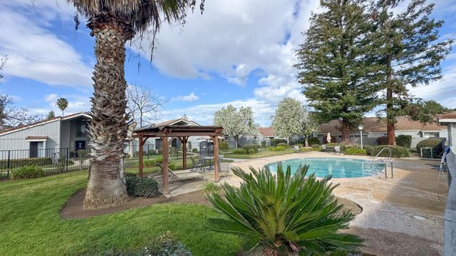 1876 Cougar Lane, Clovis, CA 93611