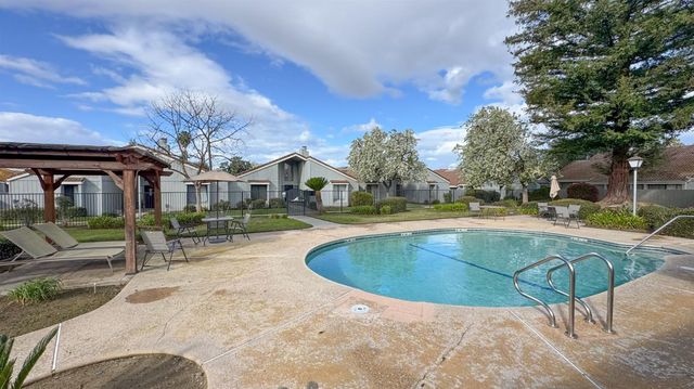 1876 Cougar Lane, Clovis, CA 93611