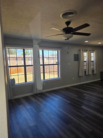 2306 NW 38th Pl, Lawton, OK 73505