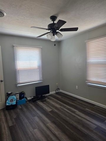 2306 NW 38th Pl, Lawton, OK 73505
