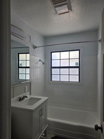 2306 NW 38th Pl, Lawton, OK 73505
