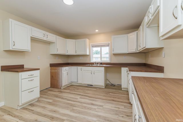 1400 E RUSSEY, Muncie, IN 47302