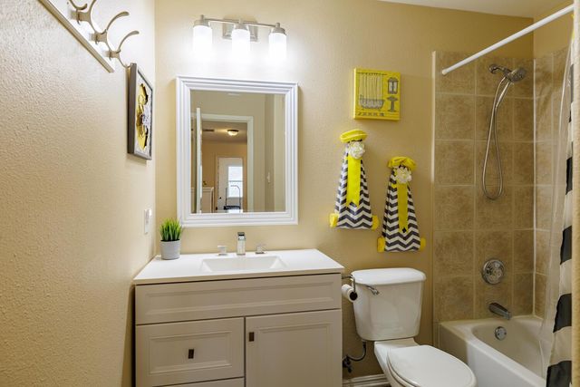 3840 Harvey Penick DR, Round Rock, TX 78664