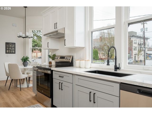 236 Ne SACRAMENTO St, Portland, OR 97212